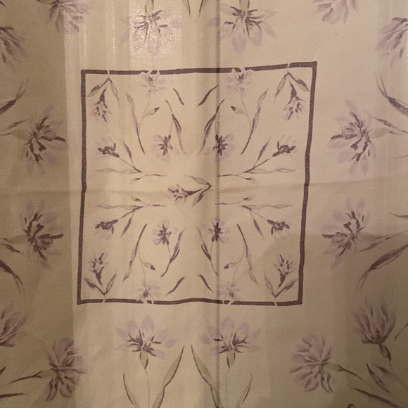 Express scarf. Lilac color with floral pattern. 19“ x 19“ excellent condition. - Picture 4 of 8